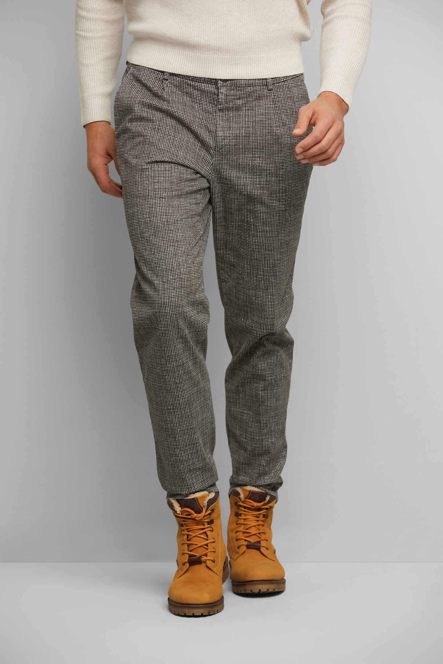 bugatti Bundfaltenhose, mit hohem Baumwollanteil bugatti Bundfaltenhose, mit hohem Baumwollanteil von Bugatti