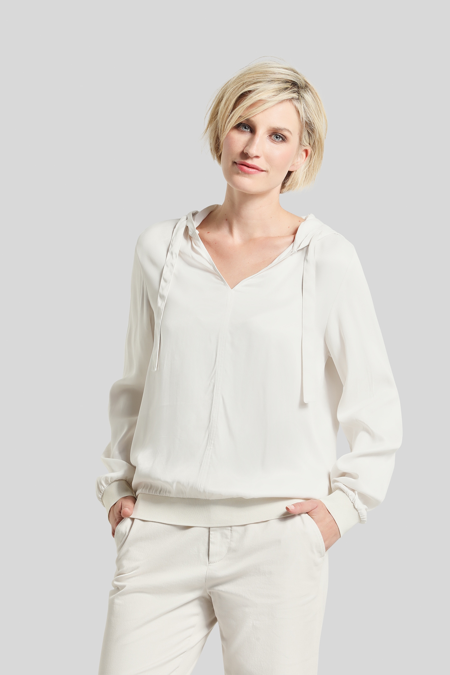 bugatti Shirtbluse, mit Kapuze mit femininem Band bugatti Shirtbluse, mit Kapuze mit femininem Band von Bugatti