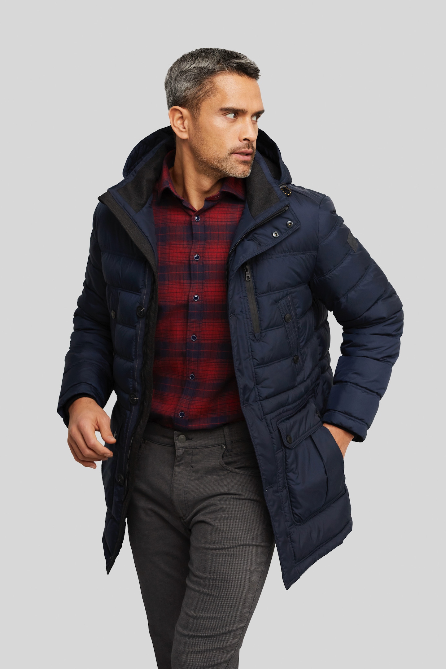bugatti Steppjacke, mit Kapuze, aus besonders leichtem Material bugatti Steppjacke, mit Kapuze, aus besonders leichtem Material von Bugatti