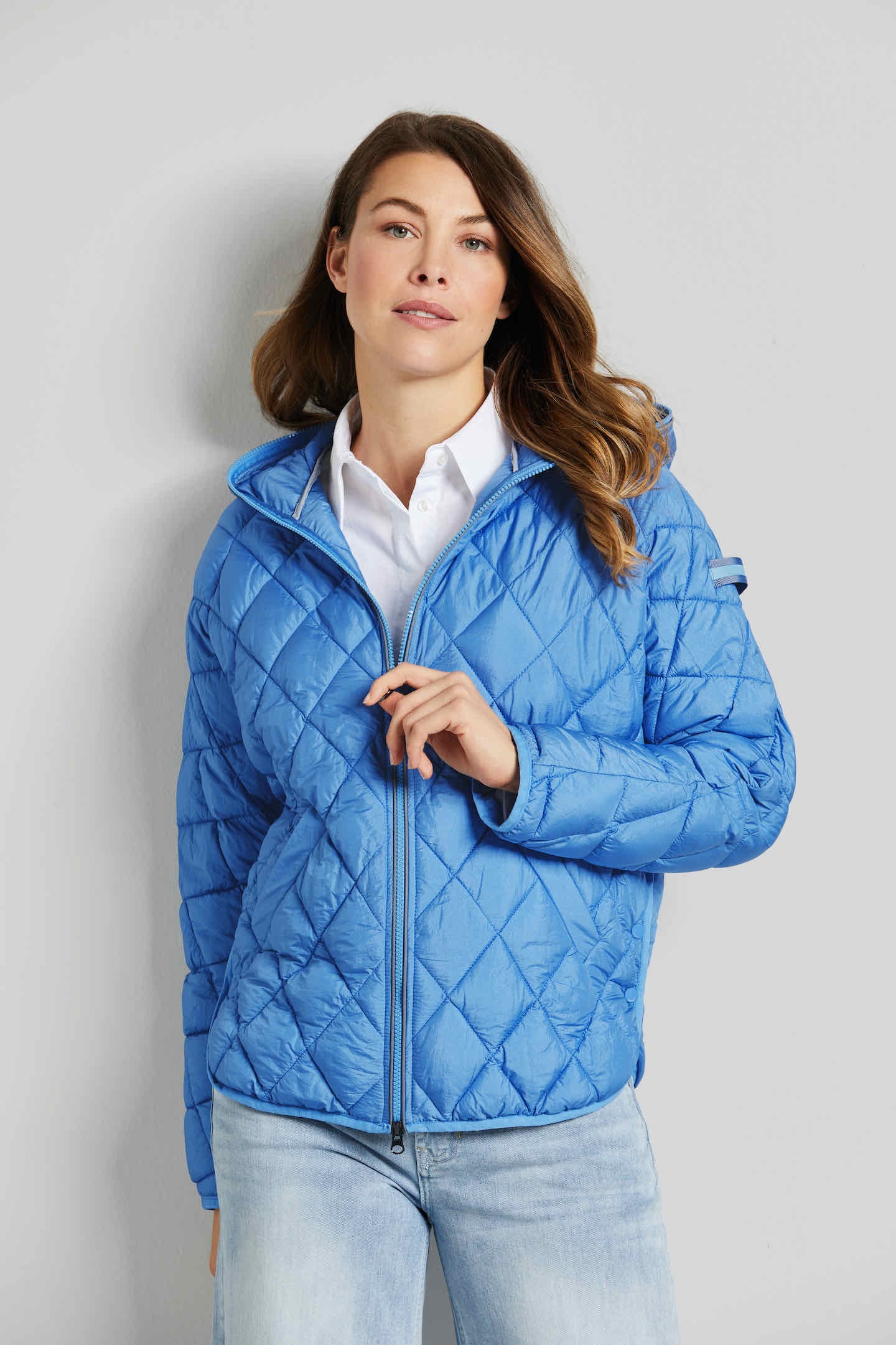 bugatti Steppjacke, mit Kapuze, aus schimmerndem Nylon bugatti Steppjacke, mit Kapuze, aus schimmerndem Nylon von Bugatti