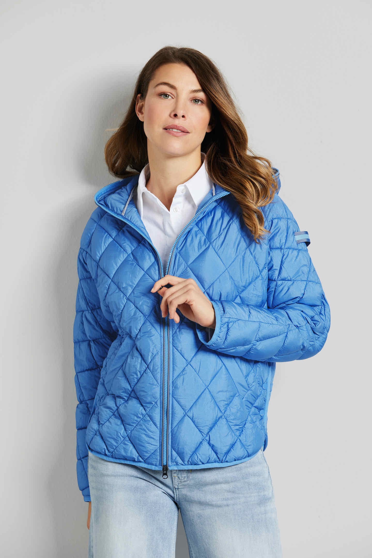 bugatti Steppjacke, mit Kapuze, aus schimmerndem Nylon von Bugatti