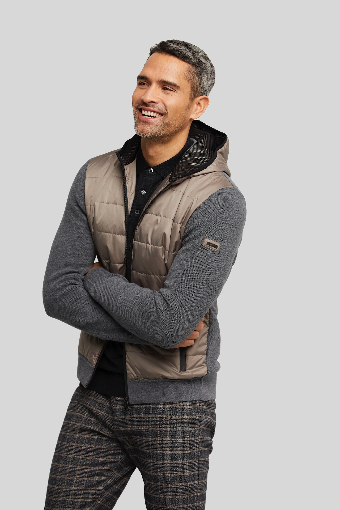 bugatti Strickjacke, mit Kapuze am Collegekragen bugatti Strickjacke, mit Kapuze am Collegekragen von Bugatti