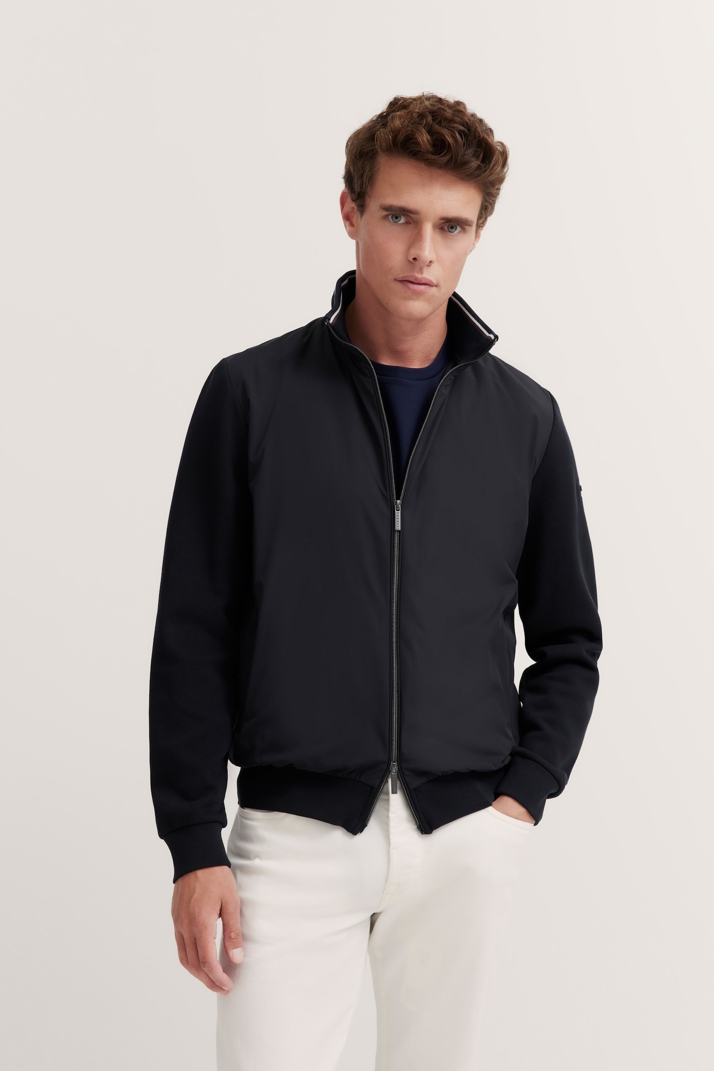 bugatti Sweatjacke, mit Reissverschluss und Stehkragen bugatti Sweatjacke, mit Reissverschluss und Stehkragen von Bugatti