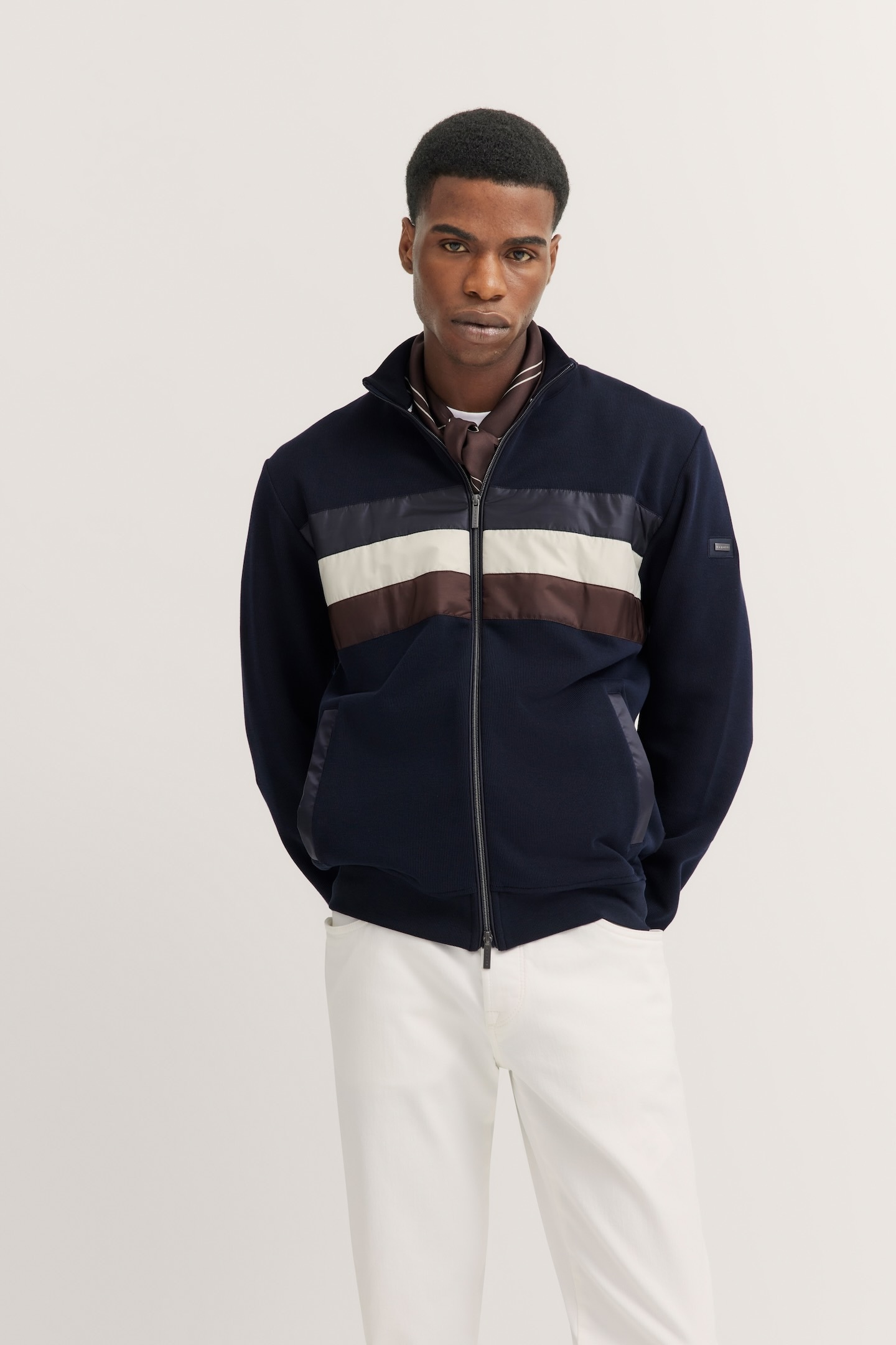 bugatti Sweatjacke, mit Reissverschluss und Stehkragen bugatti Sweatjacke, mit Reissverschluss und Stehkragen von Bugatti