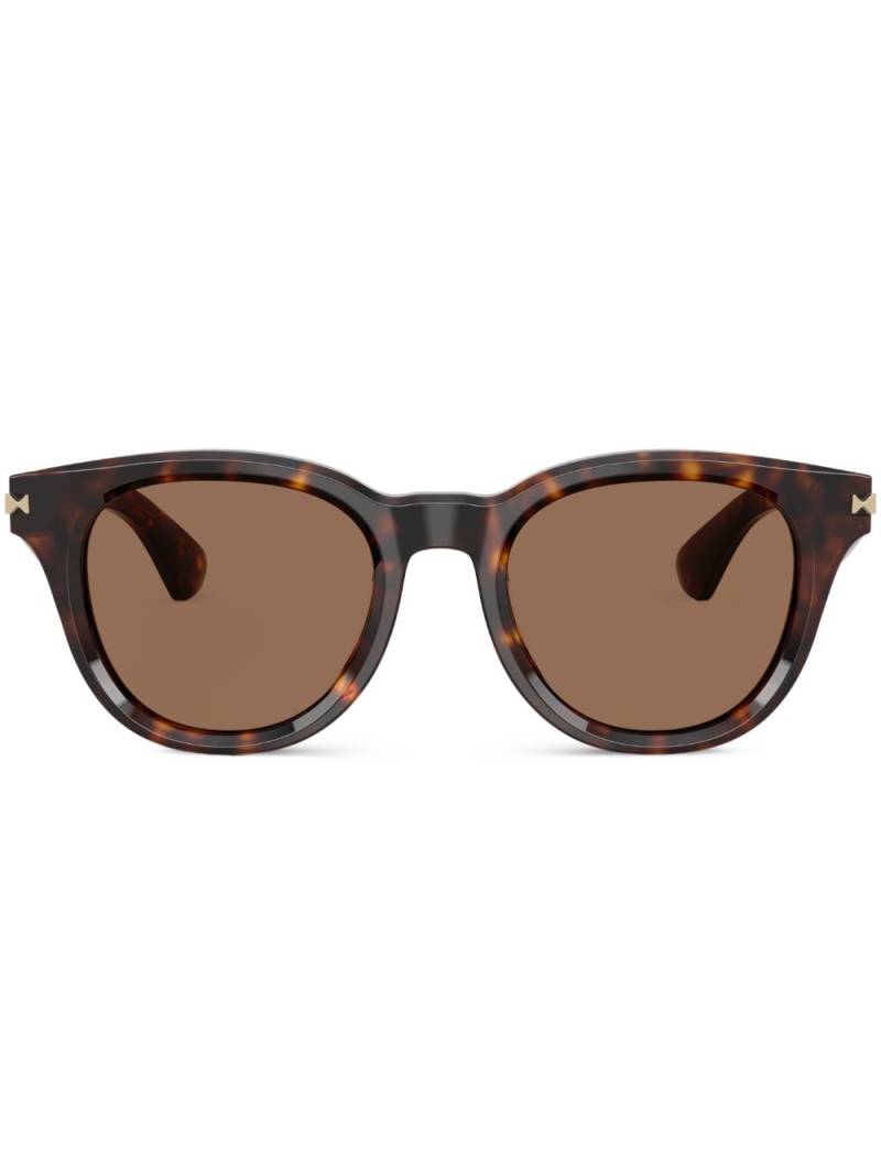 Burberry Eyewear logo-engraved sunglasses - Brown von Burberry Eyewear