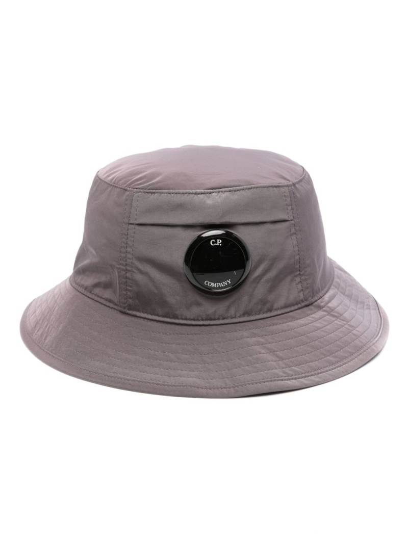 C.P. Company Lens detail bucket hat - Brown von C.P. Company