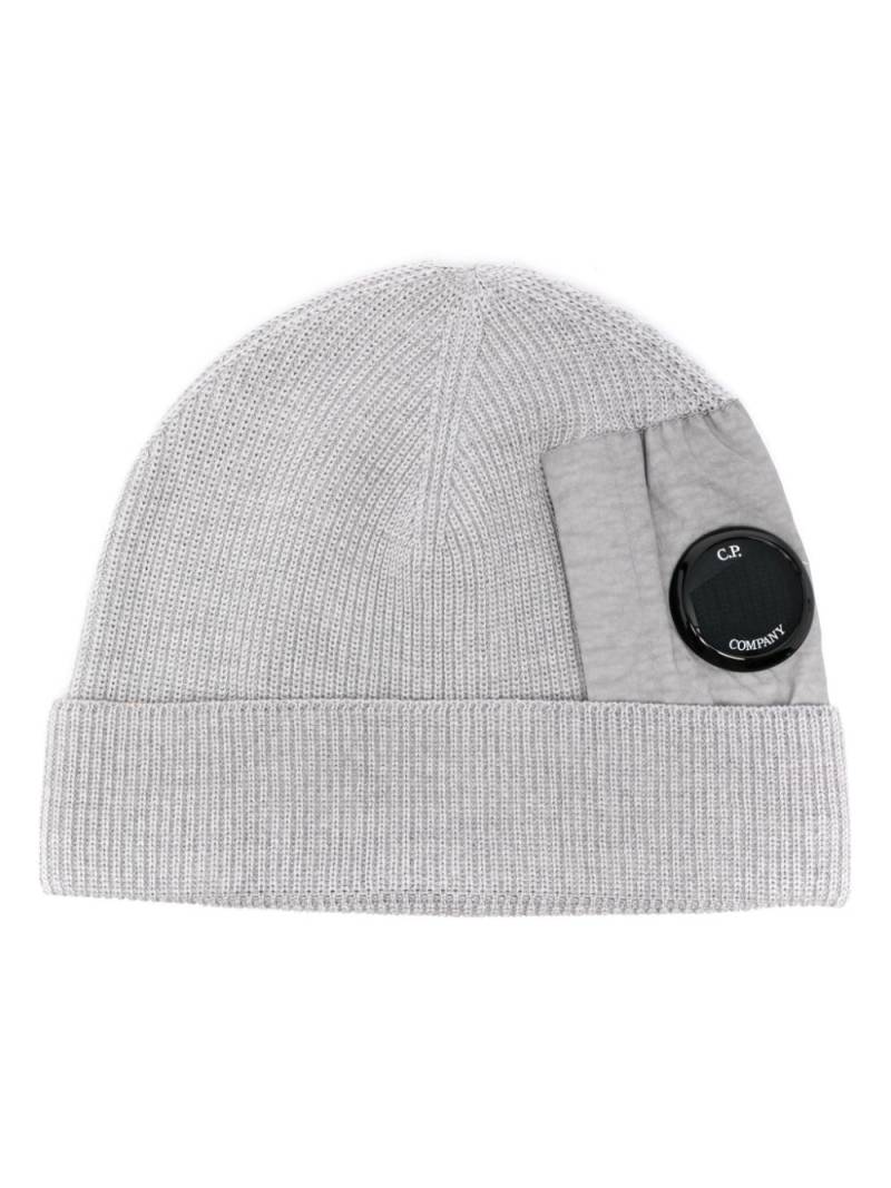 C.P. Company Lens-embellished beanie hat - Grey von C.P. Company