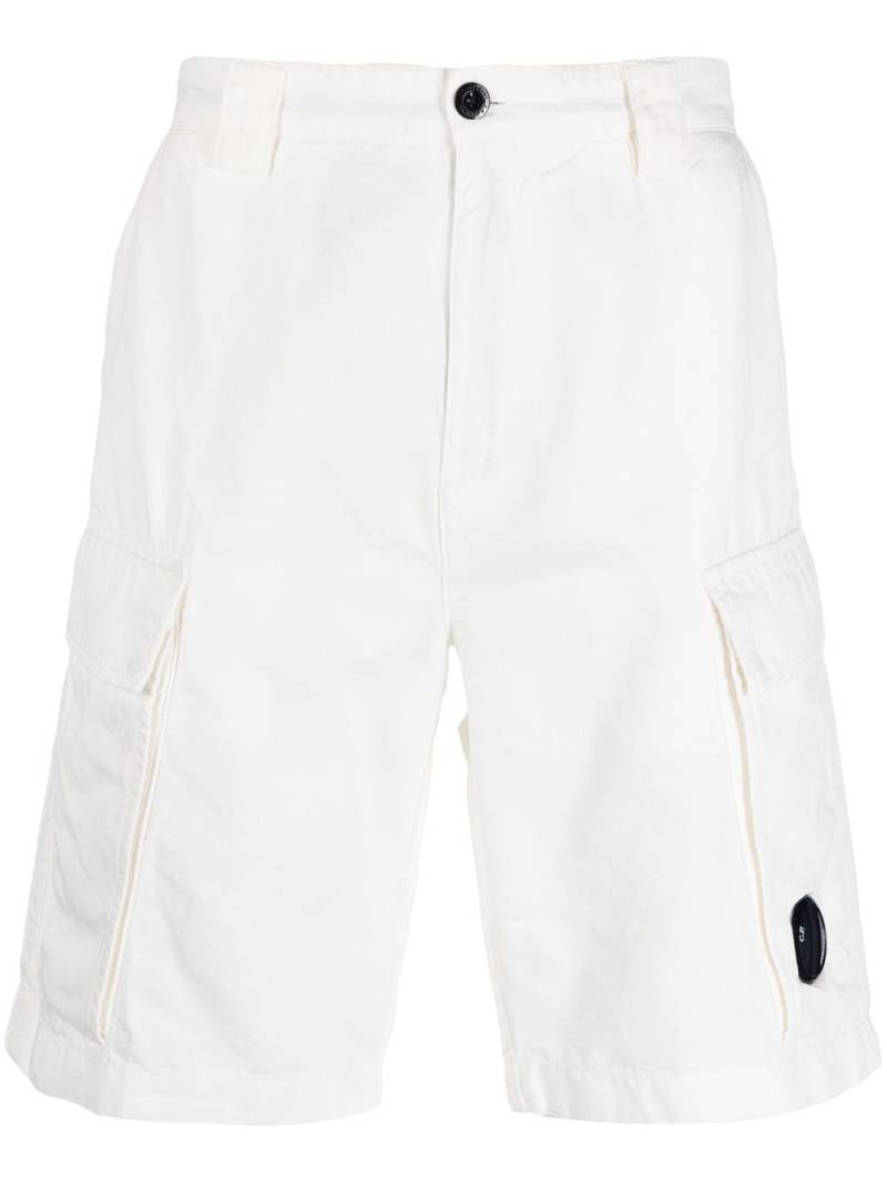 C.P. Company logo-plaque cargo shorts - White von C.P. Company