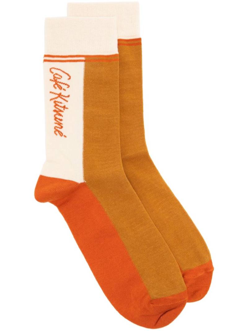 CAFÉ KITSUNÉ intarsia-knit logo socks - Brown von CAFÉ KITSUNÉ