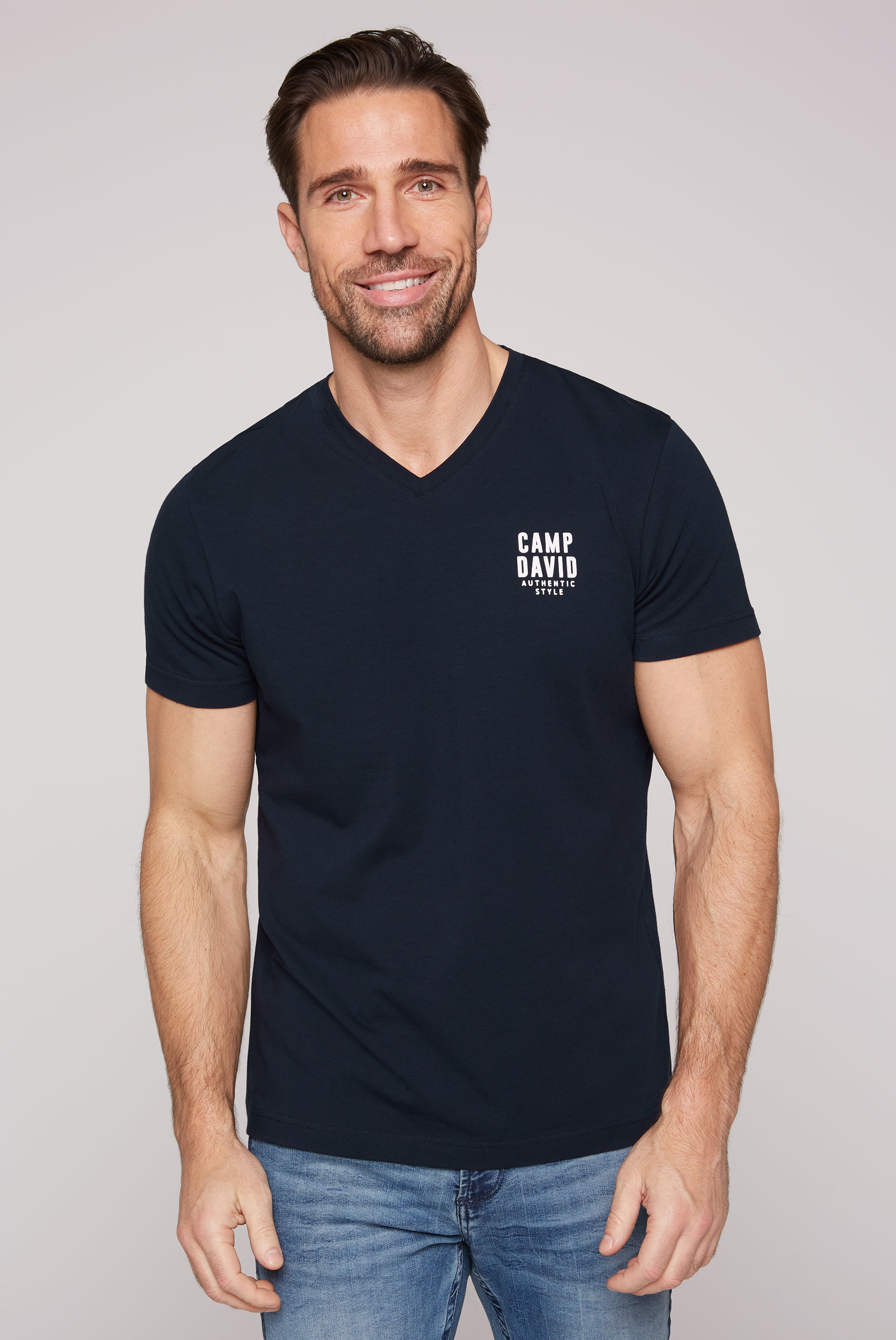 CAMP DAVID V-Shirt, mit Logo-Print auf der Brust CAMP DAVID V-Shirt, mit Logo-Print auf der Brust von CAMP DAVID