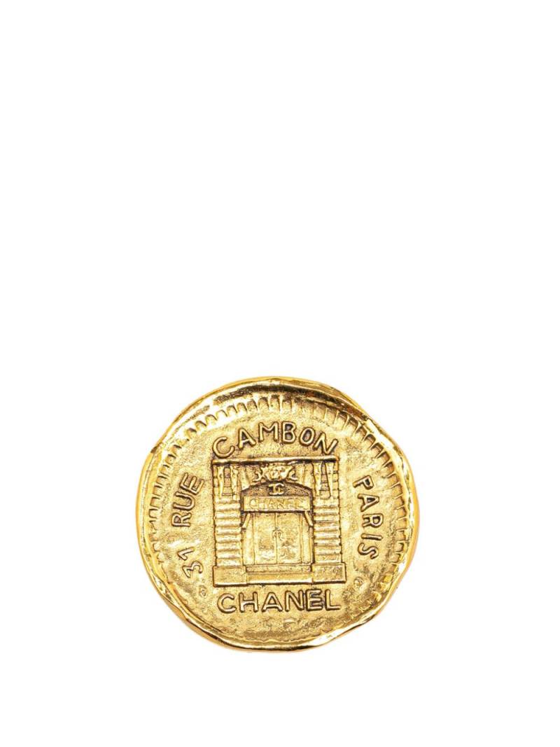 CHANEL Pre-Owned 1970-1980 Gold Plated 31 Rue Cambon costume brooch von CHANEL Pre-Owned