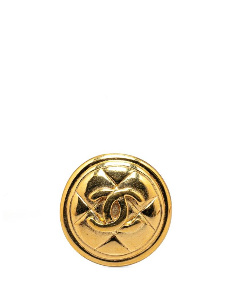 CHANEL Pre-Owned 1970-1980 Gold Plated CC Quilted Round costume brooch von CHANEL Pre-Owned