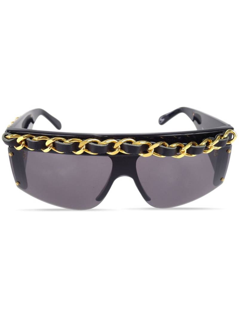 CHANEL Pre-Owned 1980-1990s chain-trim shield-frame sunglasses - Black von CHANEL Pre-Owned