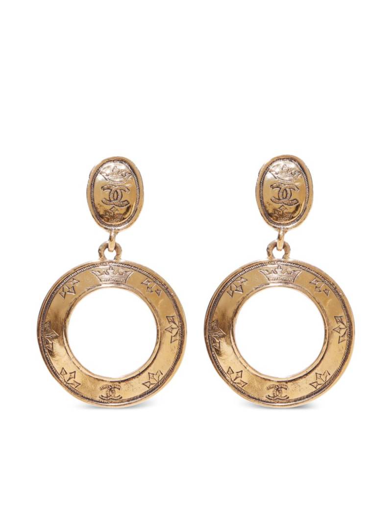 CHANEL Pre-Owned 1980-1990s logo-engraved dangle hoop clip-on earrings - Gold von CHANEL Pre-Owned