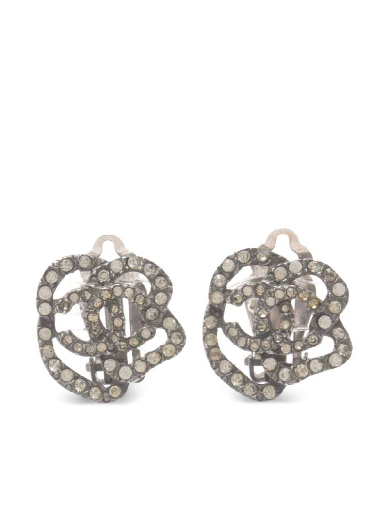 CHANEL Pre-Owned 1986-1988 CC camellia clip-on earrings - Silver von CHANEL Pre-Owned