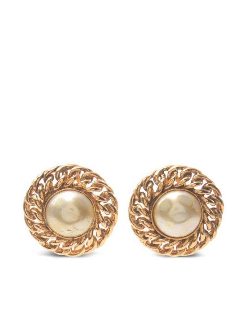 CHANEL Pre-Owned 1986-1988 faux-pearl clip-on earrings - Gold von CHANEL Pre-Owned