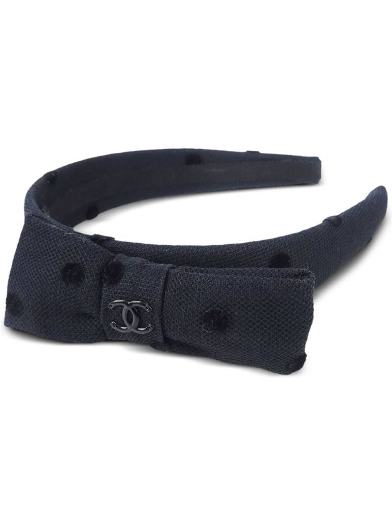 CHANEL Pre-Owned 1990-2000 CC bow headband - Black von CHANEL Pre-Owned