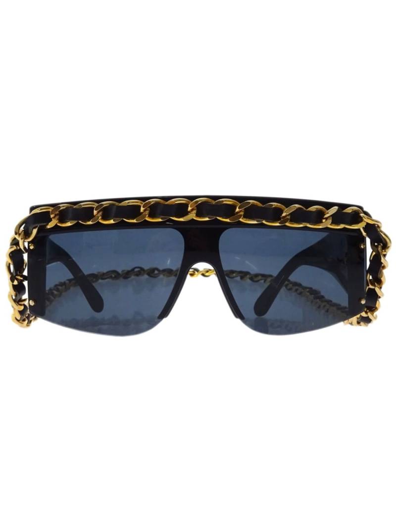 CHANEL Pre-Owned 1990-2000s leather-and-chain trimmed shield sunglasses - Black von CHANEL Pre-Owned