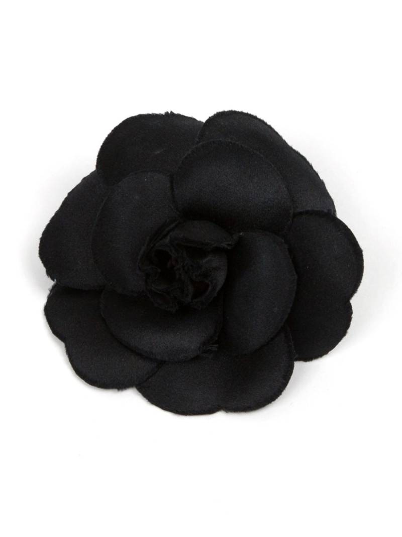 CHANEL Pre-Owned 1990s Camellia brooch - Black von CHANEL Pre-Owned