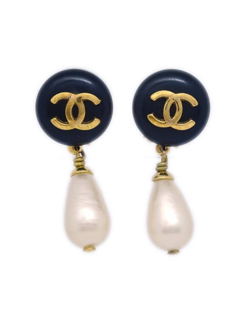 CHANEL Pre-Owned 1992 CC faux-pearl clip-on earrings - Black von CHANEL Pre-Owned