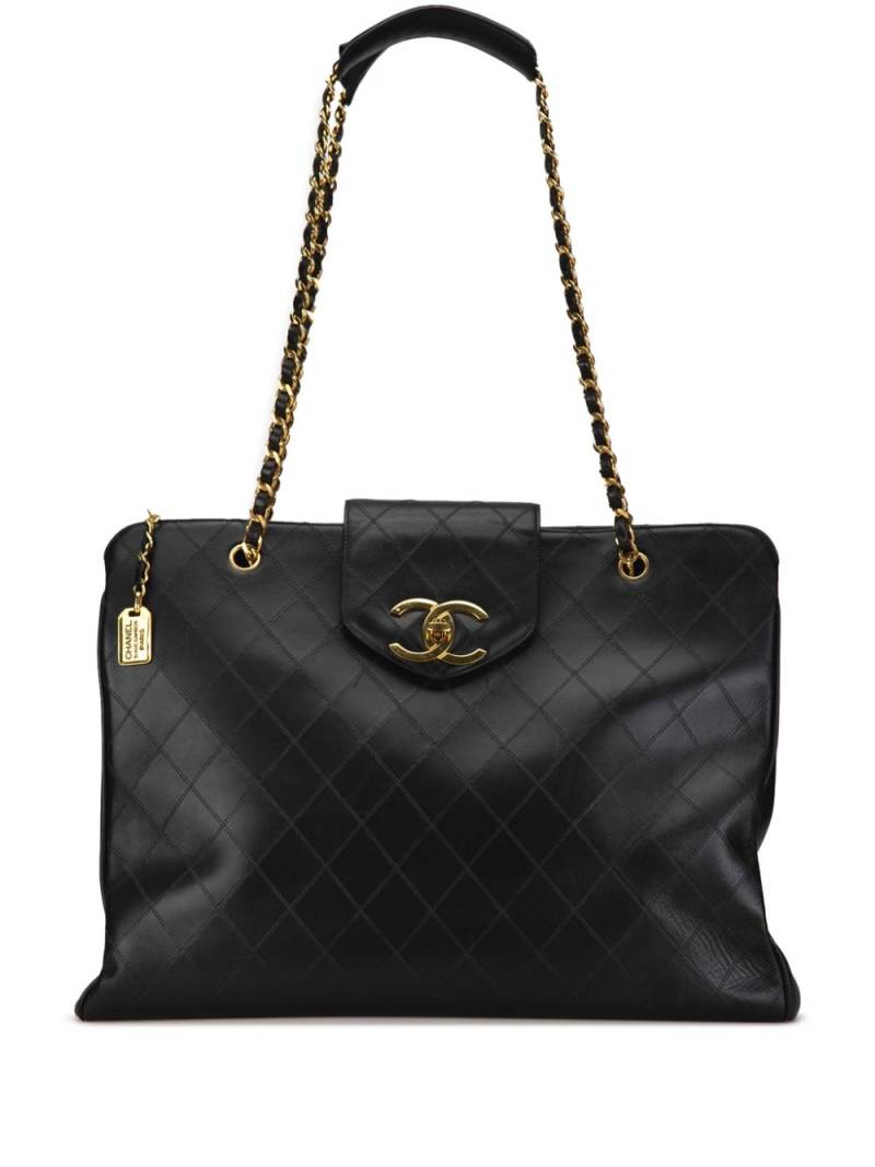 CHANEL Pre-Owned 1994-1996 XL Quilted Calfskin Supermodel Weekender Tote travel bag - Black von CHANEL Pre-Owned