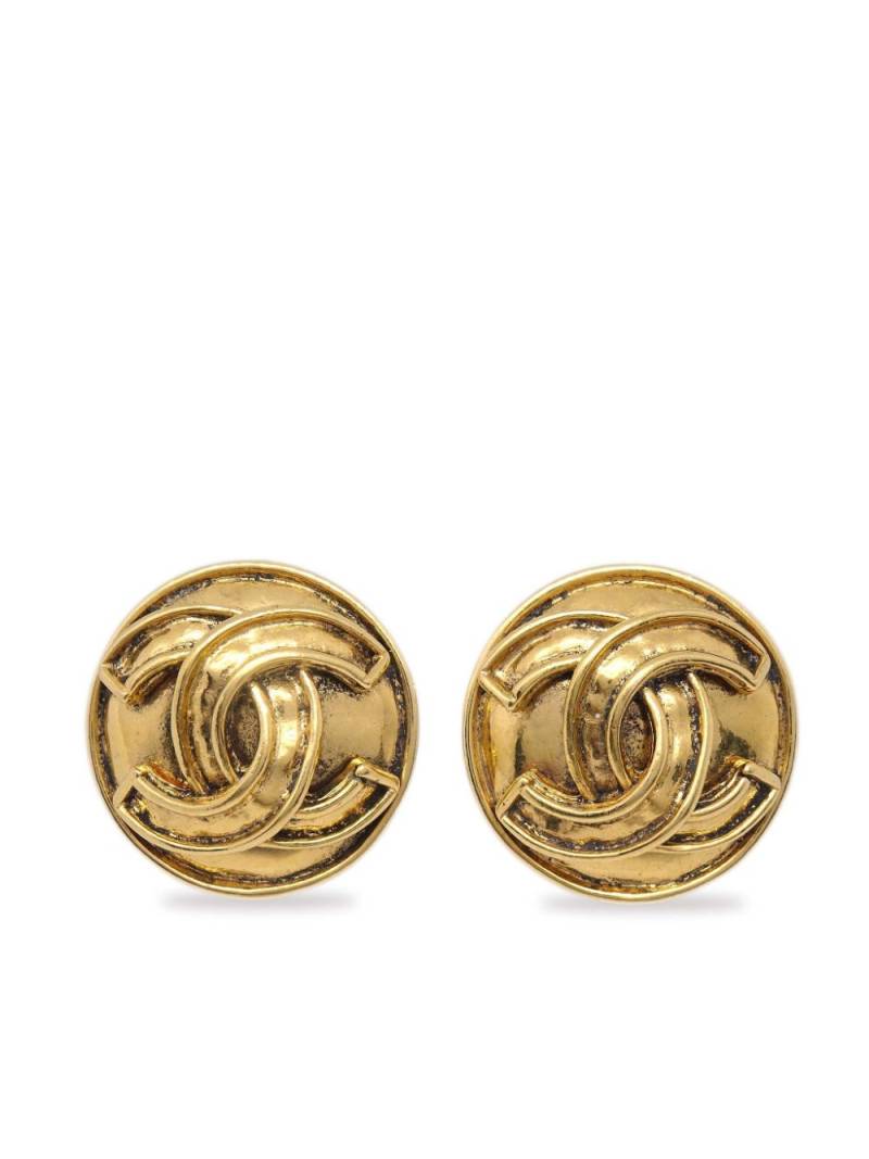 CHANEL Pre-Owned 1994 CC-embossed button clip-on earrings - Gold von CHANEL Pre-Owned