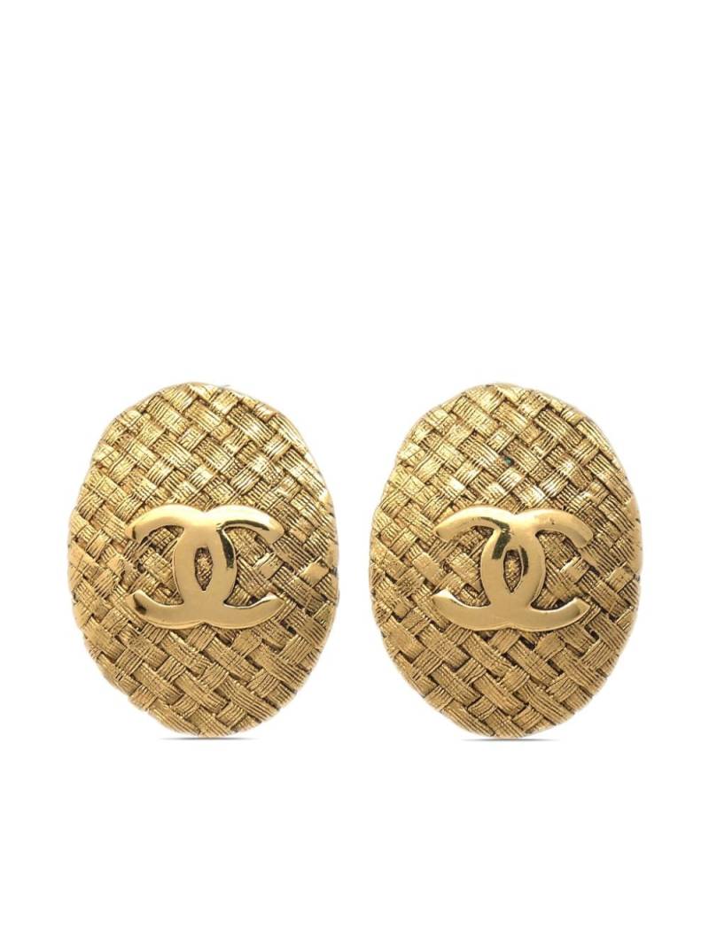 CHANEL Pre-Owned 1994 CC tweed-effect oval clip-on earrings - Gold von CHANEL Pre-Owned