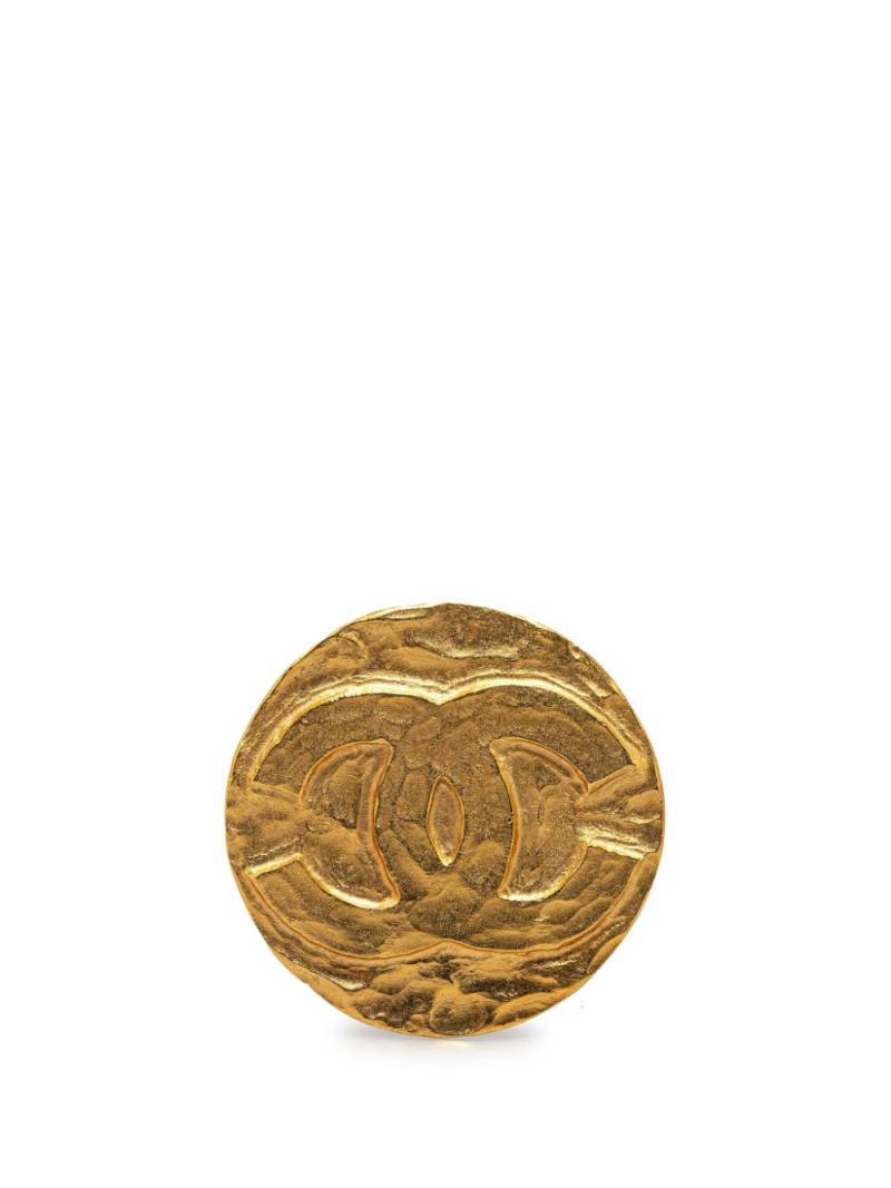 CHANEL Pre-Owned 1994 Gold Plated CC Round costume brooch von CHANEL Pre-Owned