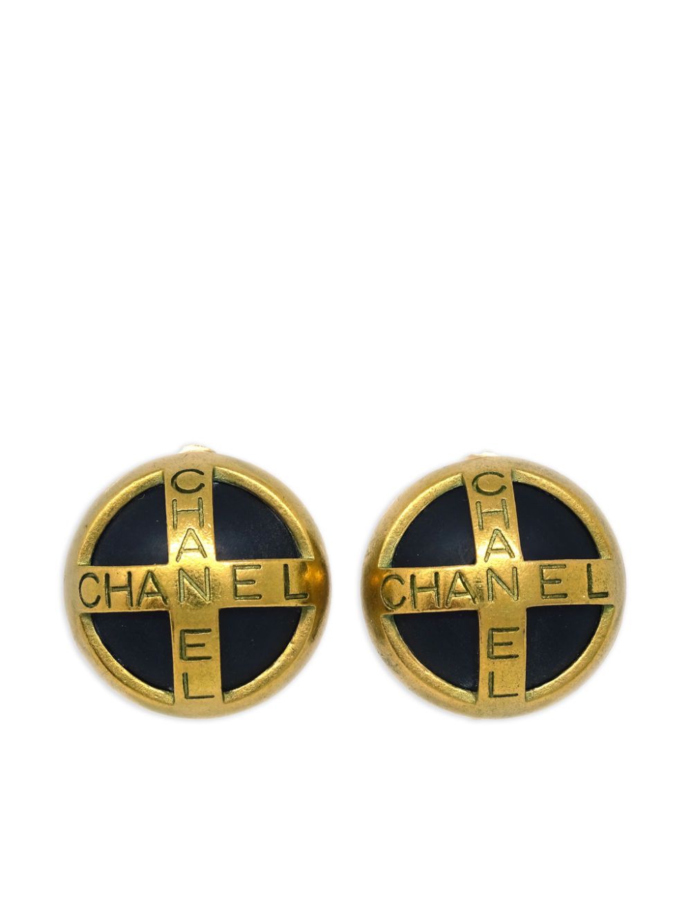 CHANEL Pre-Owned 1994 logo-engraved button clip-on earrings - Gold von CHANEL Pre-Owned