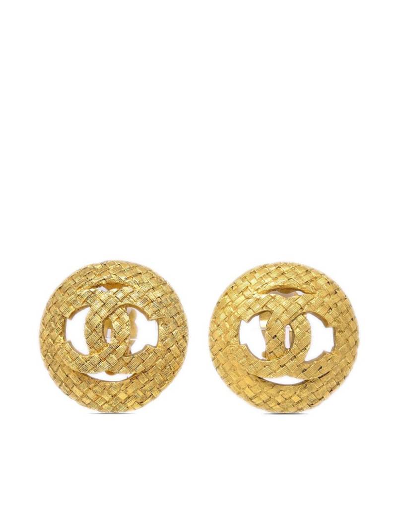 CHANEL Pre-Owned 1994 tweed-effect CC-logo clip-on earrings - Gold von CHANEL Pre-Owned