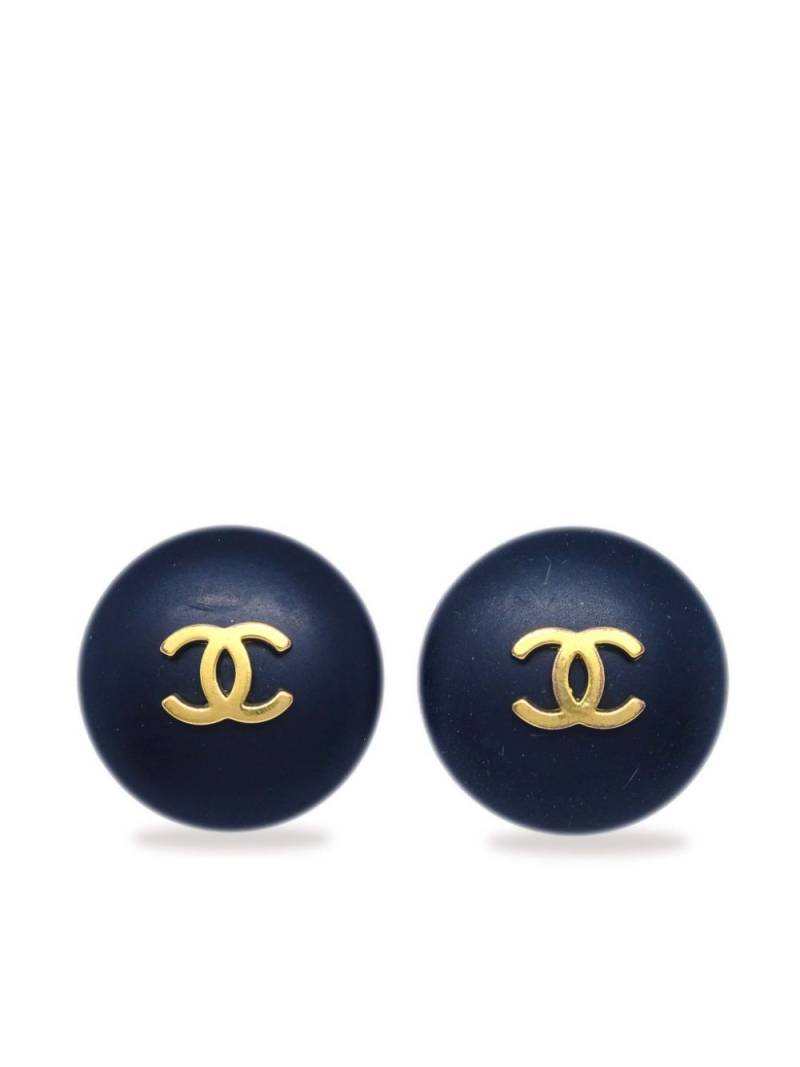 CHANEL Pre-Owned 1995 CC button clip-on earrings - Black von CHANEL Pre-Owned