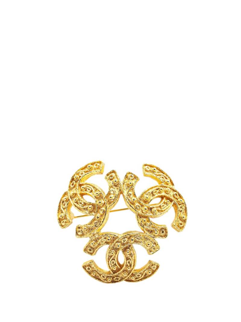 CHANEL Pre-Owned 1995 Gold Plated Triple CC costume brooch von CHANEL Pre-Owned