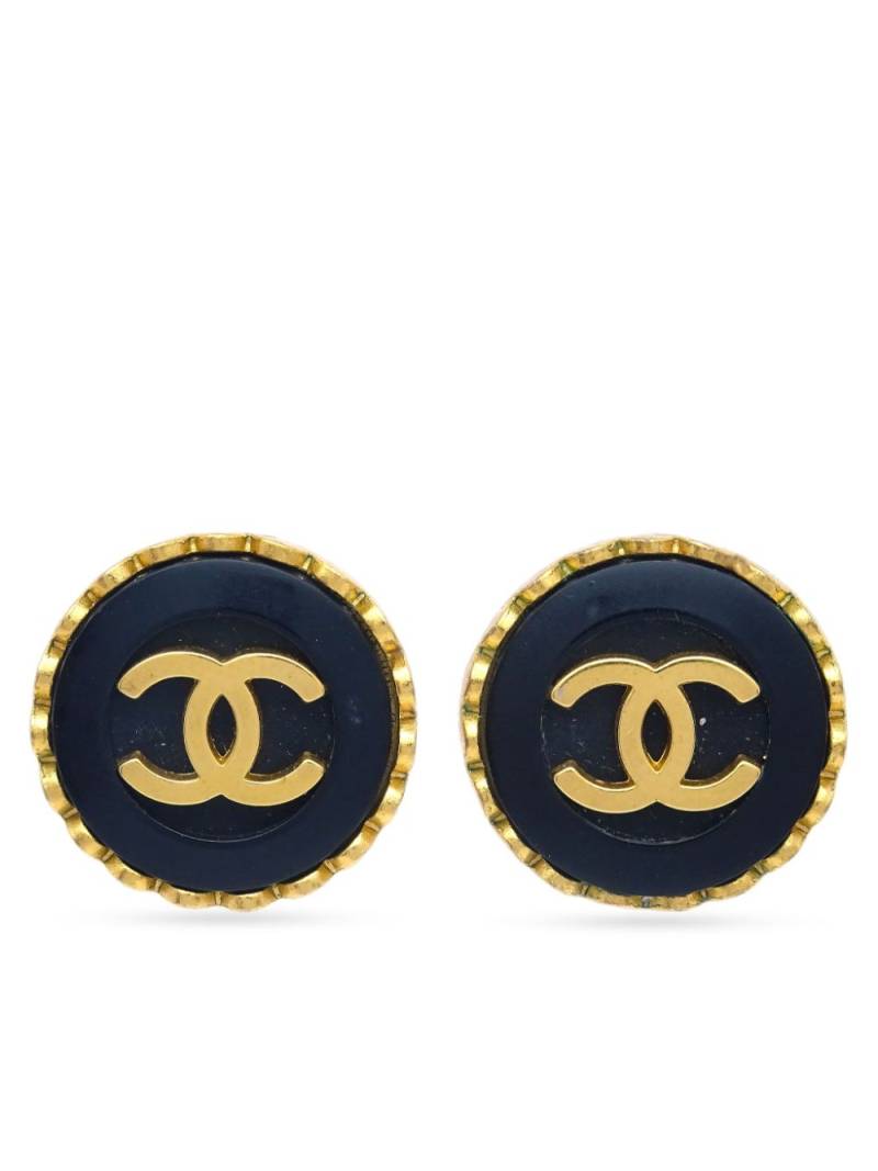 CHANEL Pre-Owned 1995 scalloped edge CC button clip-on earrings - Gold von CHANEL Pre-Owned