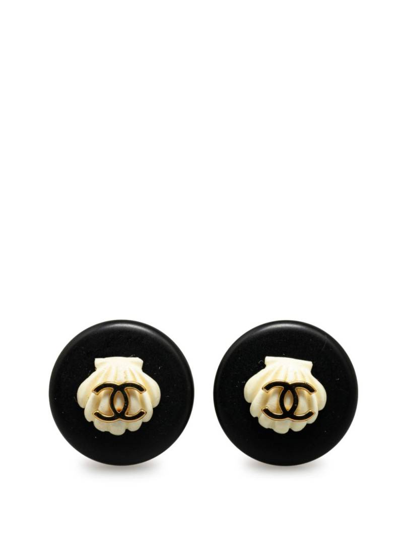 CHANEL Pre-Owned 1996 CC Button Shell Clip On costume earrings - Black von CHANEL Pre-Owned