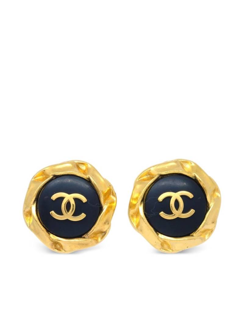 CHANEL Pre-Owned 1996 CC button clip-on earrings - Gold von CHANEL Pre-Owned