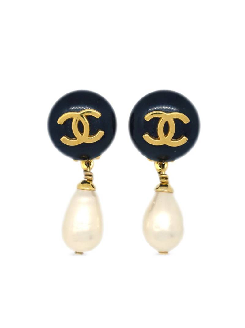 CHANEL Pre-Owned 1996 CC faux-pearl clip-on earrings - Black von CHANEL Pre-Owned