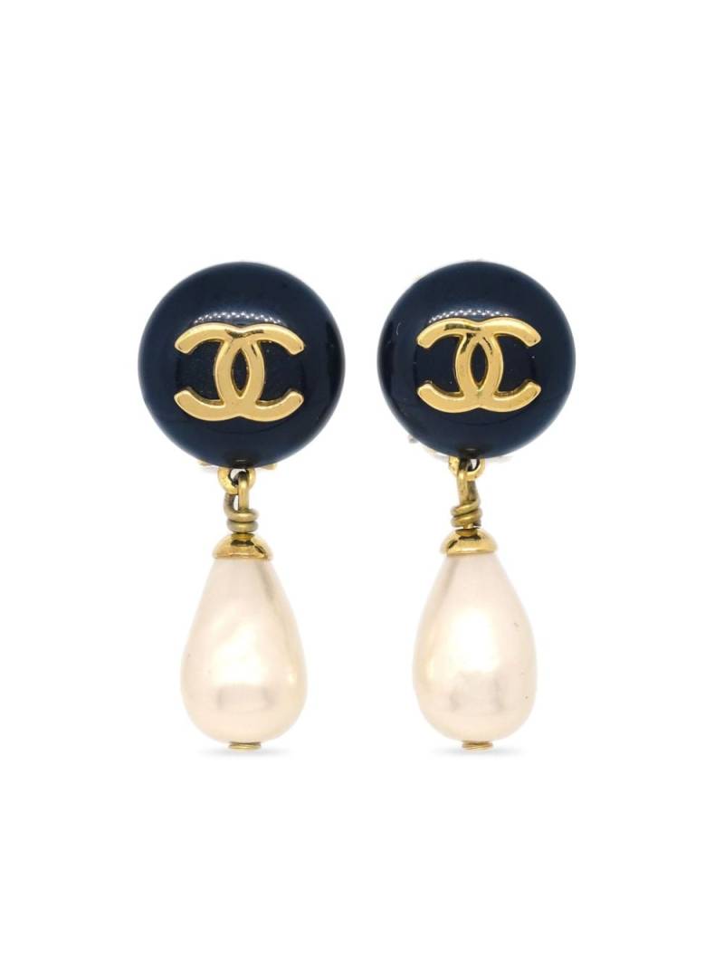 CHANEL Pre-Owned 1996 CC faux-pearl clip-on earrings - Black von CHANEL Pre-Owned