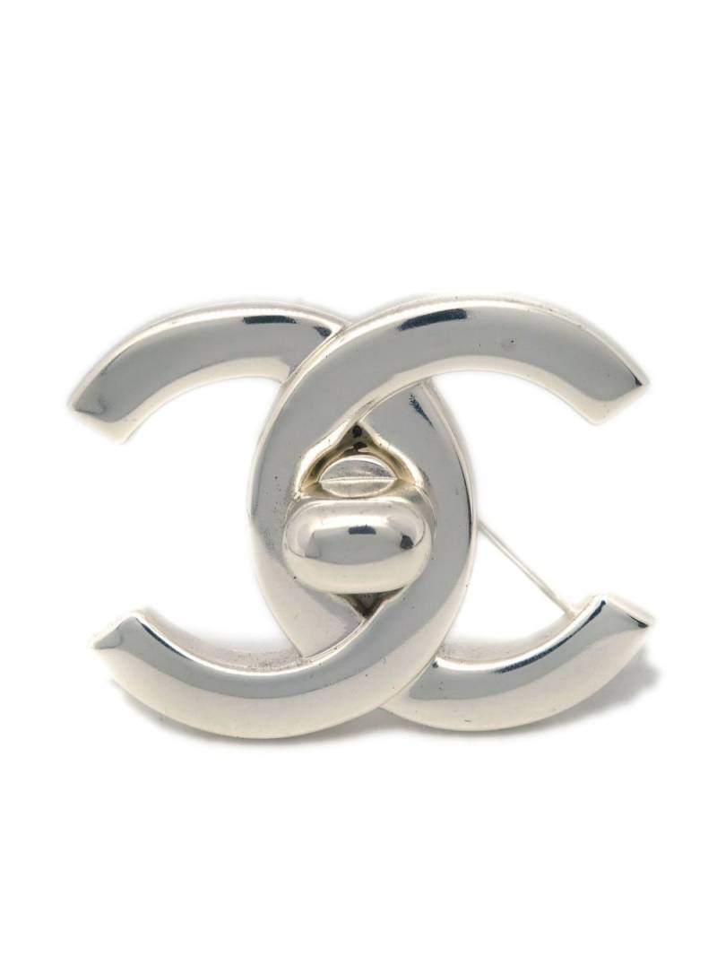 CHANEL Pre-Owned 1996 CC turn-lock brooch - Silver von CHANEL Pre-Owned