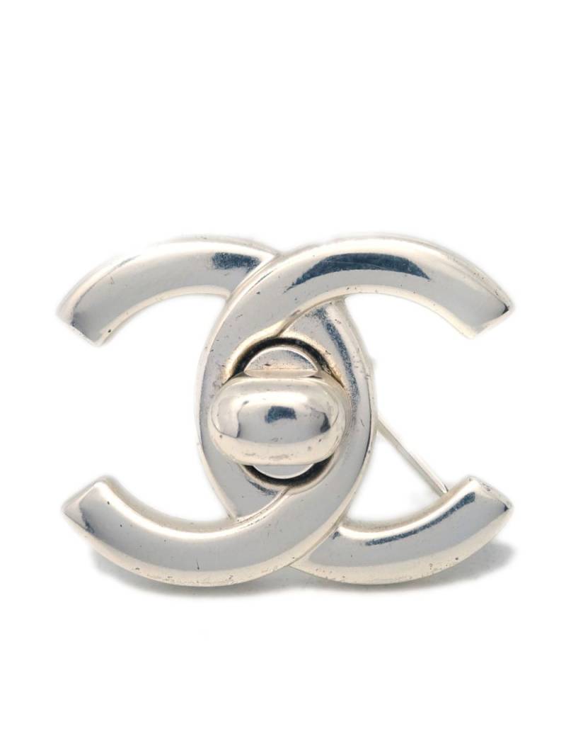 CHANEL Pre-Owned 1996 CC turn-lock brooch - Silver von CHANEL Pre-Owned