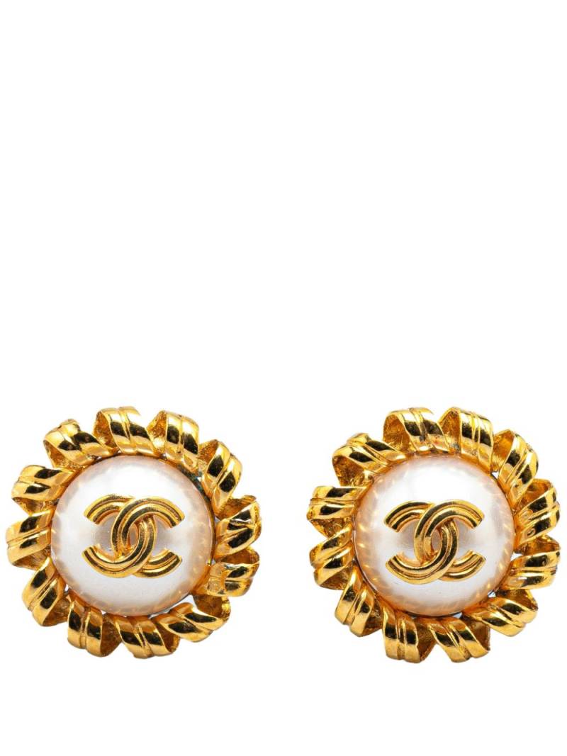 CHANEL Pre-Owned 1996 Gold Plated CC Faux Pearl Clip on costume earrings - White von CHANEL Pre-Owned