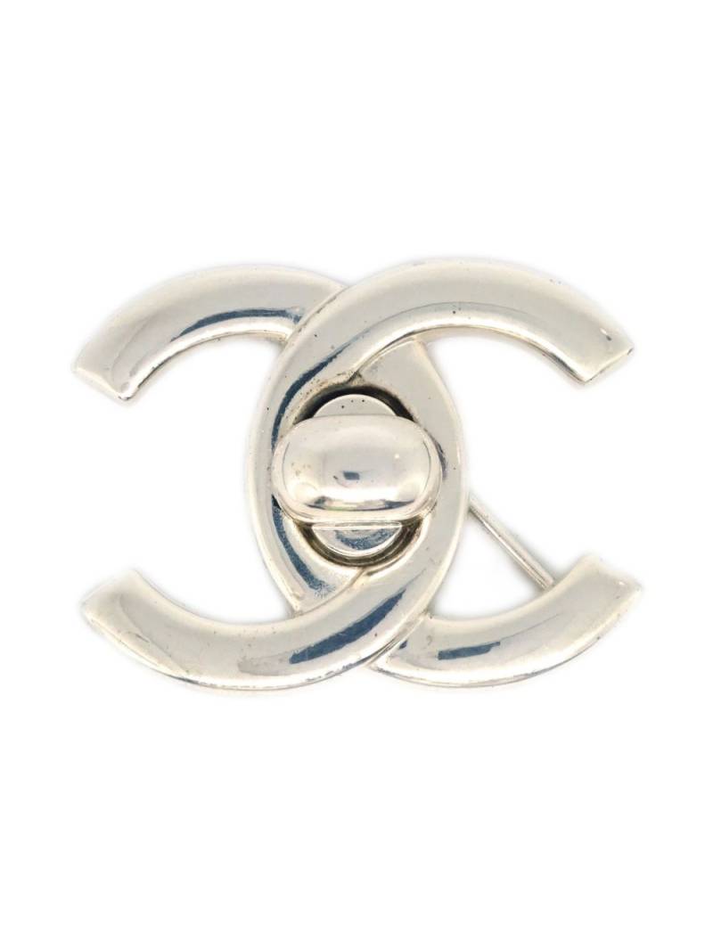 CHANEL Pre-Owned 1996 Turnlock brooch - Silver von CHANEL Pre-Owned