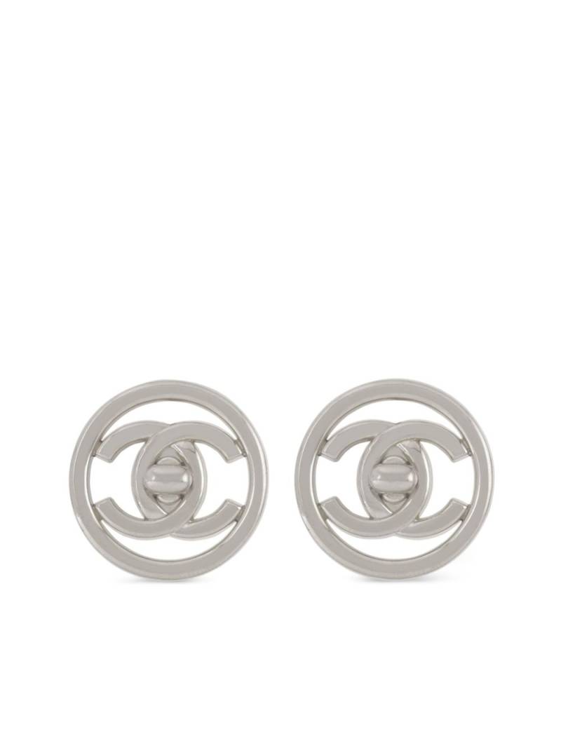 CHANEL Pre-Owned 1997 CC Turnlock clip-on earrings - Silver von CHANEL Pre-Owned