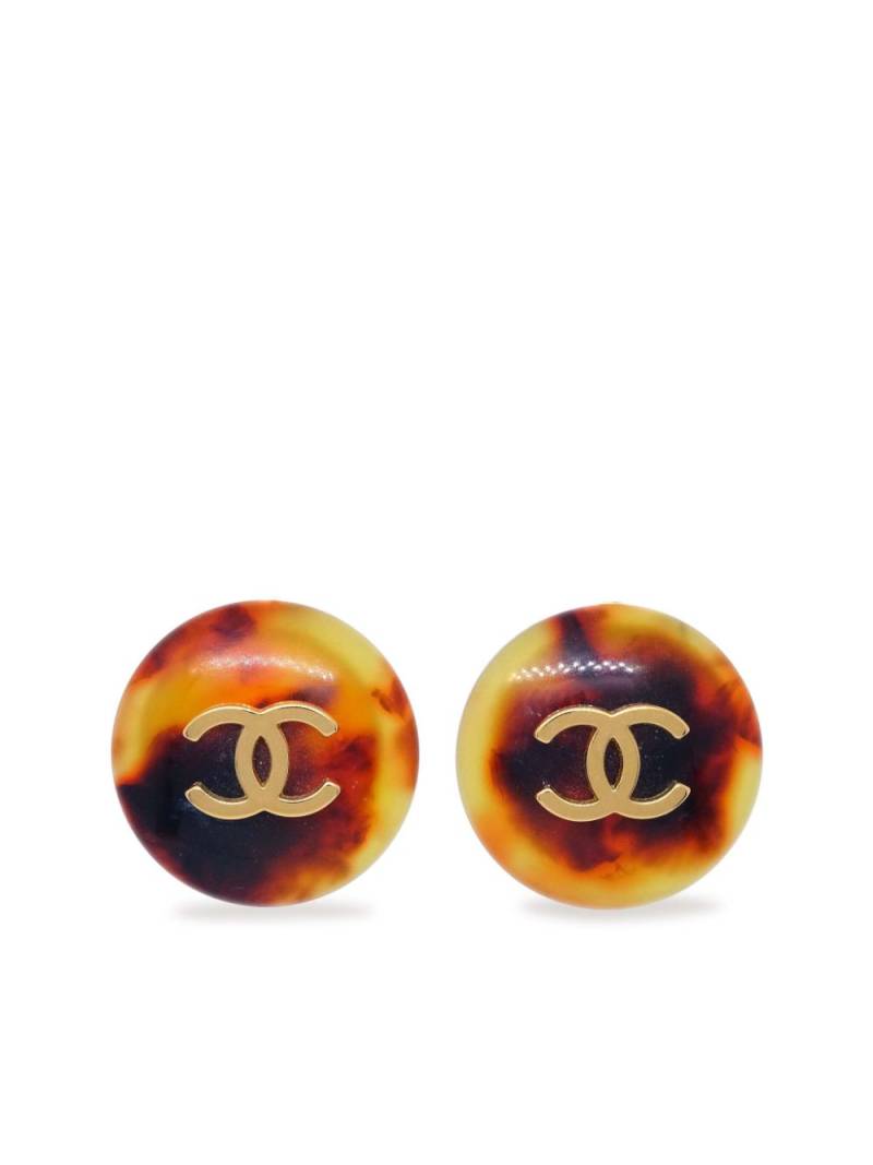 CHANEL Pre-Owned 1997 CC-logo clip-on earrings - Brown von CHANEL Pre-Owned