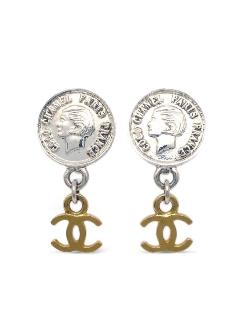 CHANEL Pre-Owned 1997 Mademoiselle CC dangle clip-on earrings - Silver von CHANEL Pre-Owned