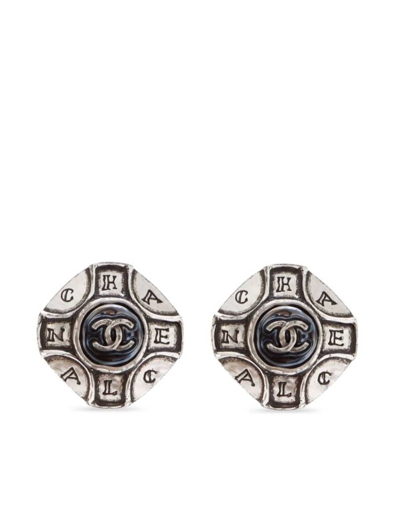 CHANEL Pre-Owned 1999 CC engraved clip-on earrings - Silver von CHANEL Pre-Owned