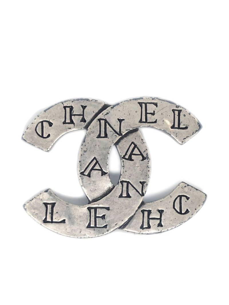 CHANEL Pre-Owned 1999 CC logo-engraved brooch - Silver von CHANEL Pre-Owned