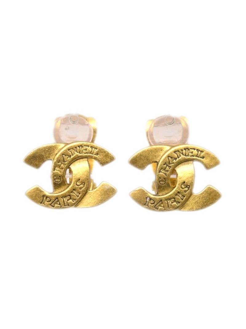 CHANEL Pre-Owned 1999 logo-engraved CC clip-on earrings - Gold von CHANEL Pre-Owned