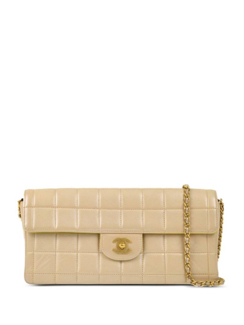 CHANEL Pre-Owned 2000-2001 East West Choco Bar shoulder bag - Neutrals von CHANEL Pre-Owned