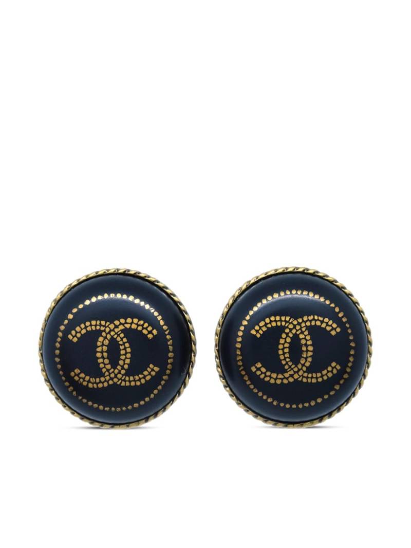 CHANEL Pre-Owned 2000 CC-button clip-on earrings - Black von CHANEL Pre-Owned