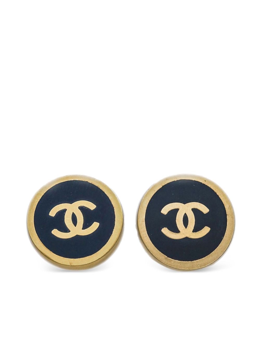 CHANEL Pre-Owned 2000 enamel-detail CC button clip-on earrings - Gold von CHANEL Pre-Owned